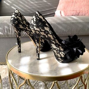 Black lace heels with flower